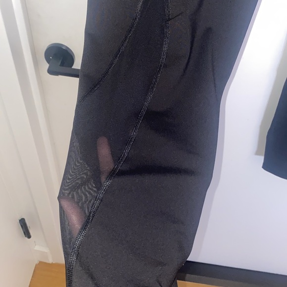 Old Navy Elevated High Rise Mesh Legging - Picture 4 of 8